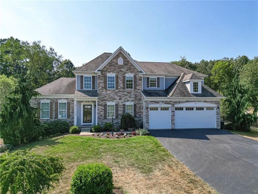 438 White Pine Ln, Economy, PA 15005