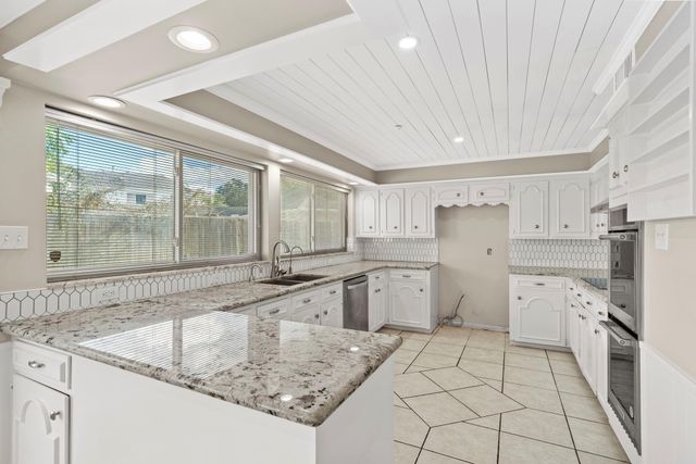 805 Chevy Chase Circle, Sugar Land, TX 77478