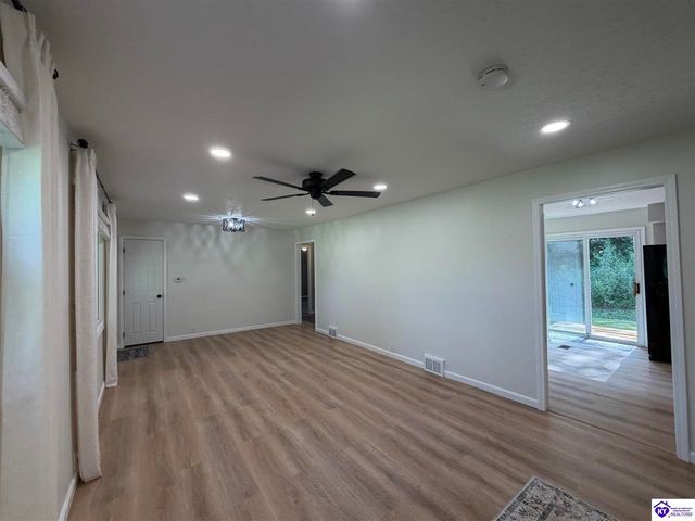 431 Cedarcrest Drive, Brandenburg, KY 40108