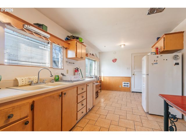 2064 GRANT St, Eugene, OR 97405