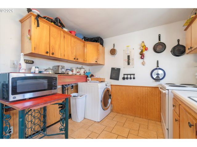 2064 GRANT St, Eugene, OR 97405