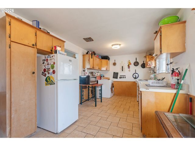 2064 GRANT St, Eugene, OR 97405