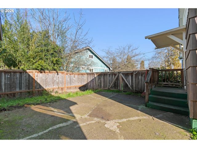 2064 GRANT St, Eugene, OR 97405