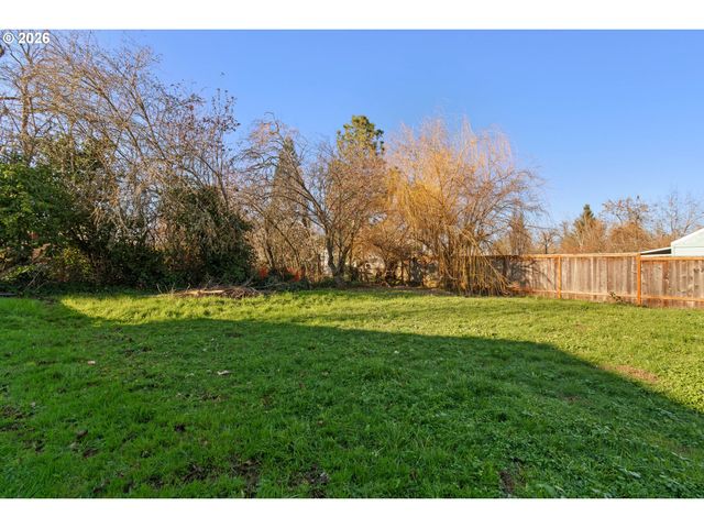 2064 GRANT St, Eugene, OR 97405