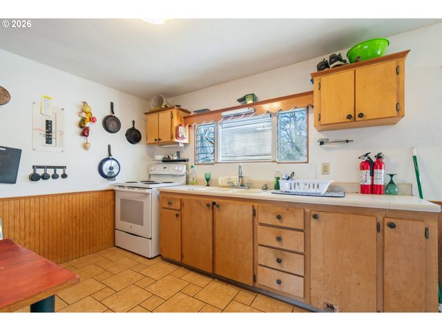 2064 GRANT St, Eugene, OR 97405