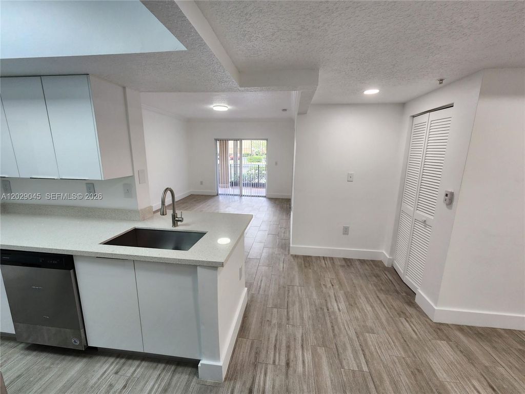 215 SW 117th Terrace 14101, Pembroke Pines, FL 33025