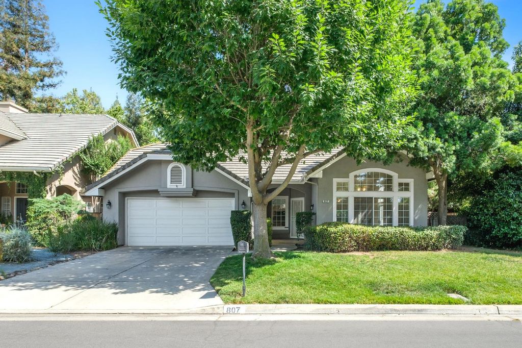 Image 1 of property listing at 807 E Brighton Lane, Fresno, CA 93720