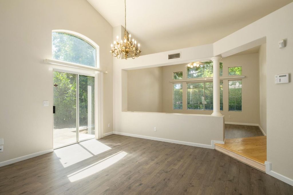 Image 10 of property listing at 807 E Brighton Lane, Fresno, CA 93720