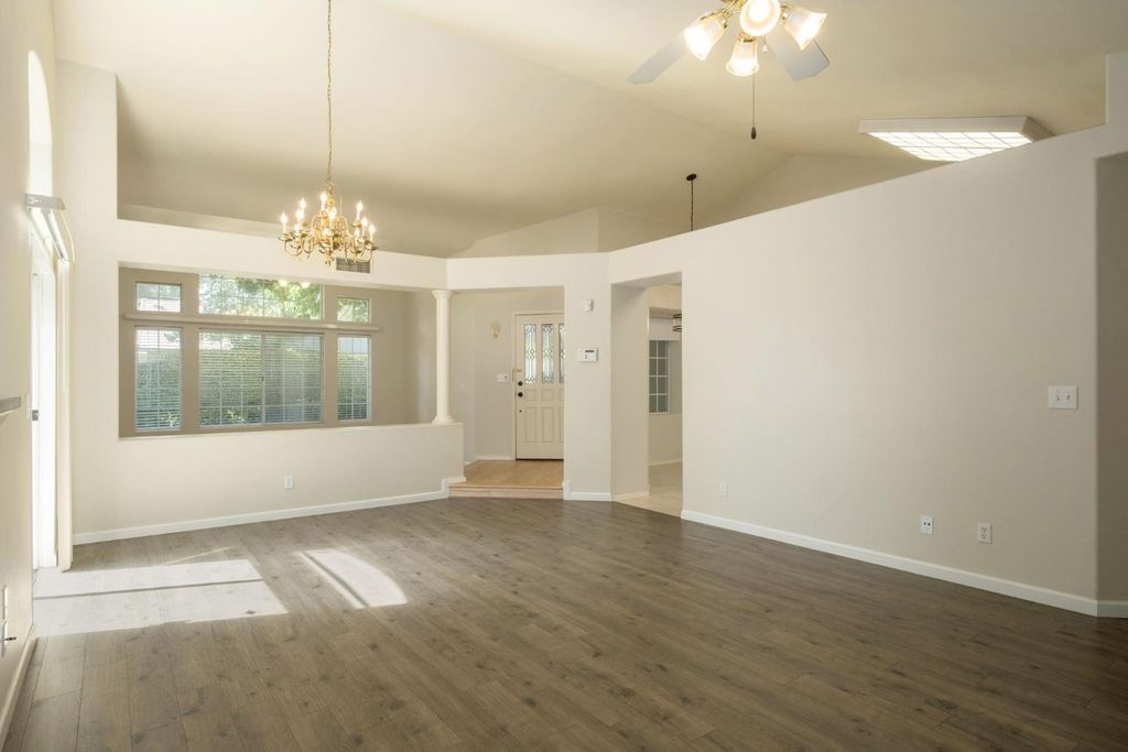 Image 12 of property listing at 807 E Brighton Lane, Fresno, CA 93720