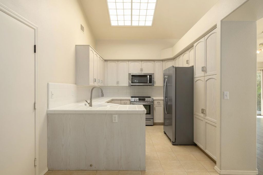 Image 14 of property listing at 807 E Brighton Lane, Fresno, CA 93720