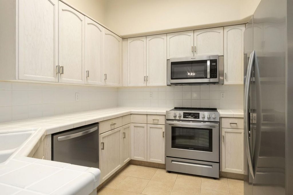 Image 15 of property listing at 807 E Brighton Lane, Fresno, CA 93720