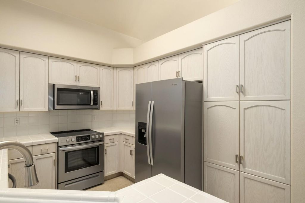 Image 16 of property listing at 807 E Brighton Lane, Fresno, CA 93720