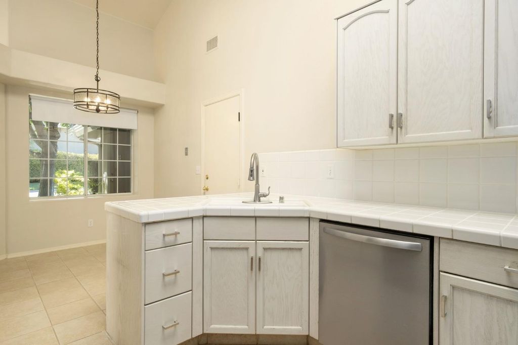 Image 17 of property listing at 807 E Brighton Lane, Fresno, CA 93720