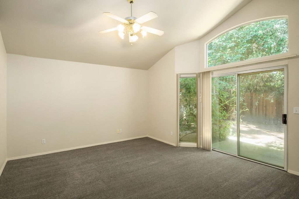 Image 18 of property listing at 807 E Brighton Lane, Fresno, CA 93720