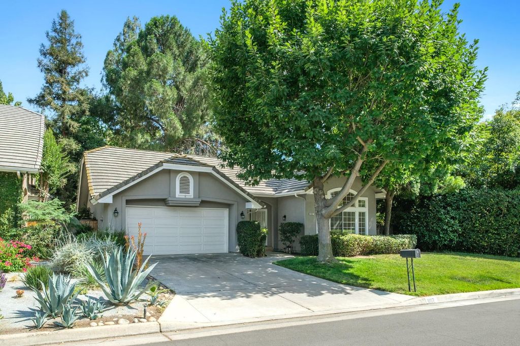 Image 2 of property listing at 807 E Brighton Lane, Fresno, CA 93720