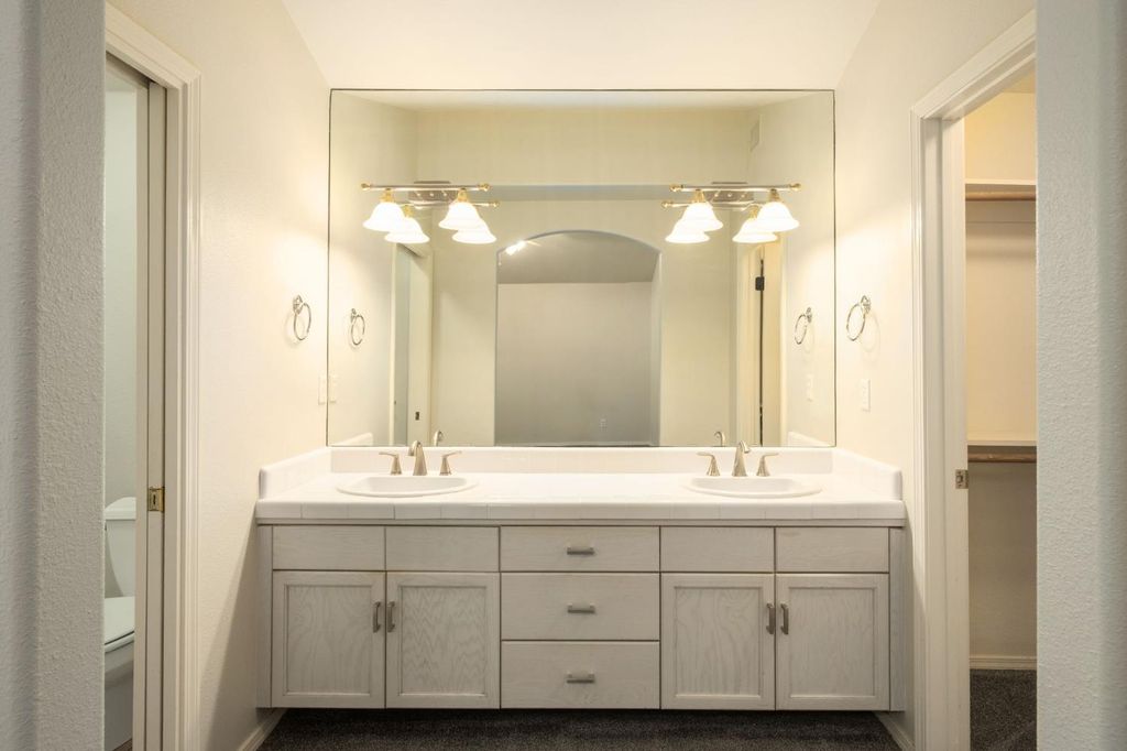 Image 20 of property listing at 807 E Brighton Lane, Fresno, CA 93720