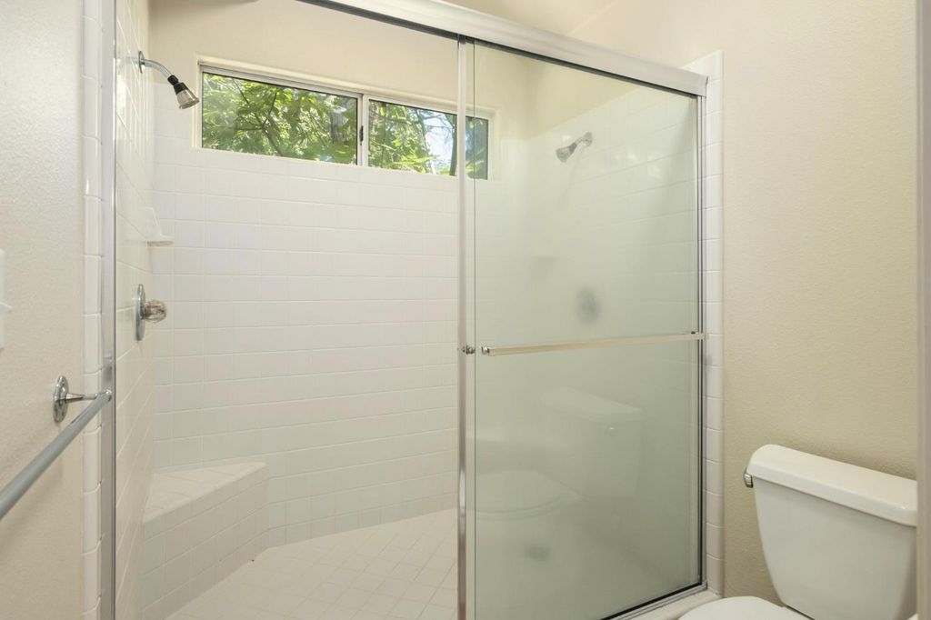 Image 21 of property listing at 807 E Brighton Lane, Fresno, CA 93720