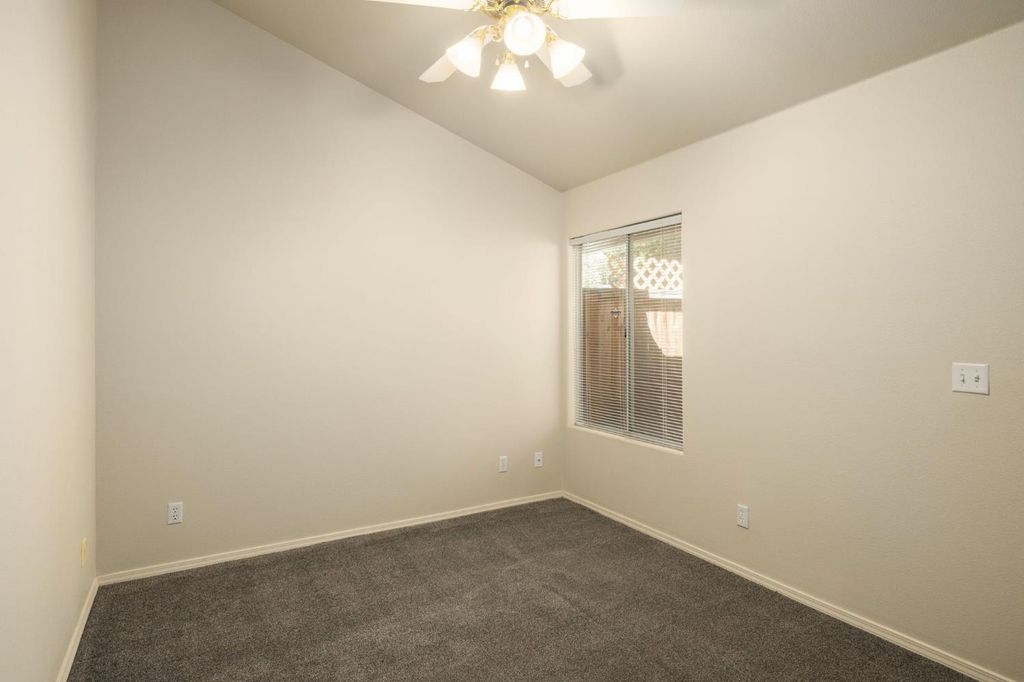 Image 25 of property listing at 807 E Brighton Lane, Fresno, CA 93720