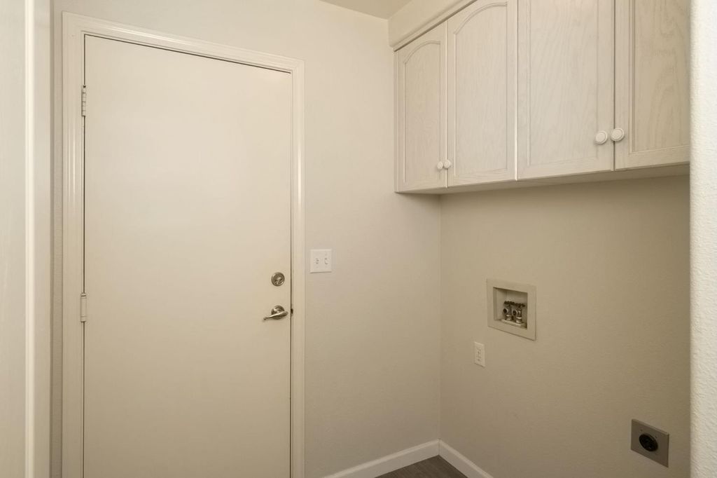 Image 26 of property listing at 807 E Brighton Lane, Fresno, CA 93720
