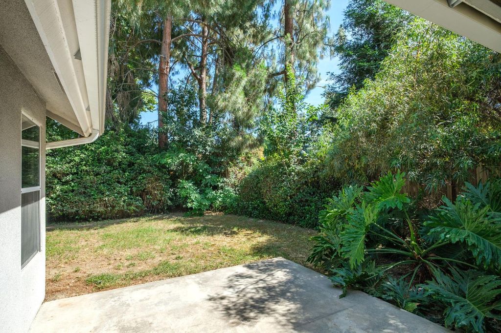Image 27 of property listing at 807 E Brighton Lane, Fresno, CA 93720