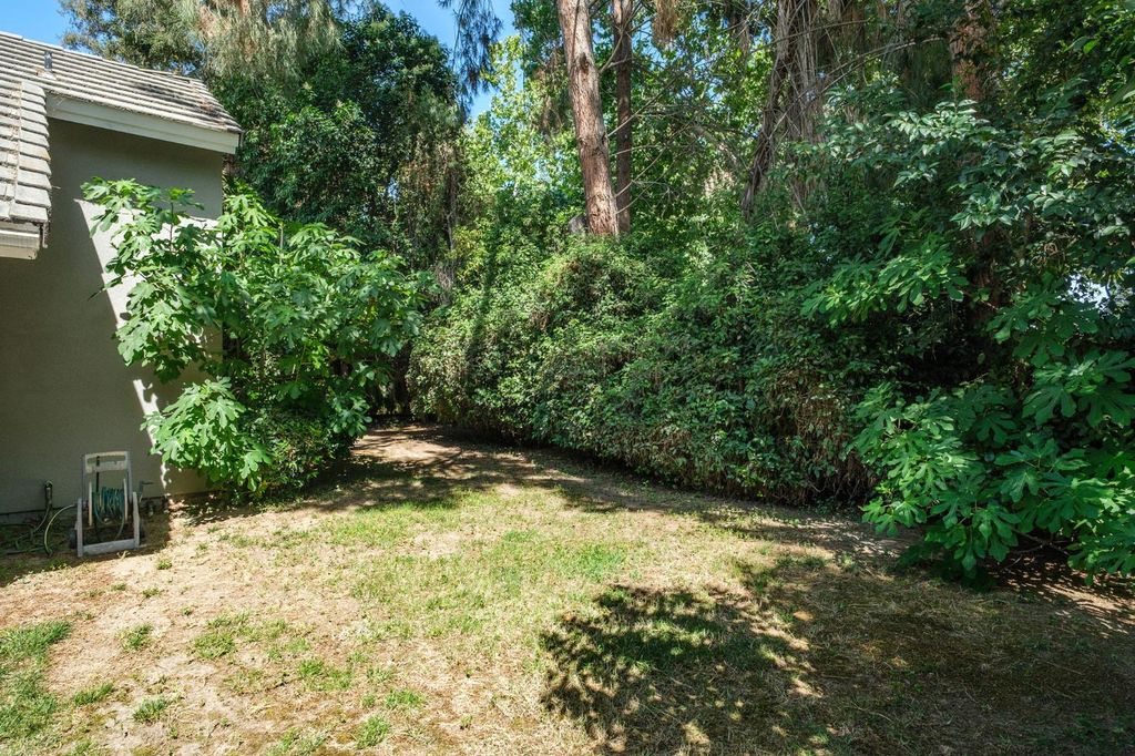 Image 28 of property listing at 807 E Brighton Lane, Fresno, CA 93720