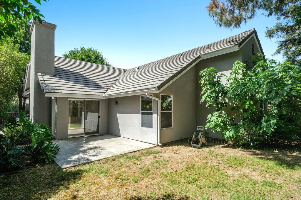 Image 29 of property listing at 807 E Brighton Lane, Fresno, CA 93720