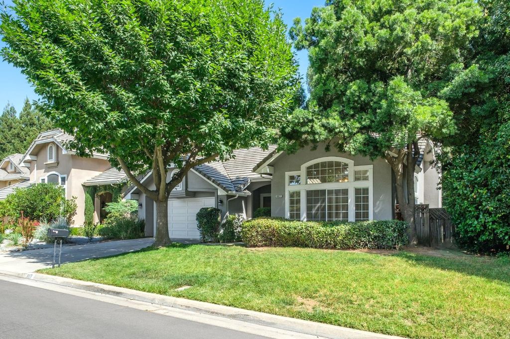 Image 3 of property listing at 807 E Brighton Lane, Fresno, CA 93720