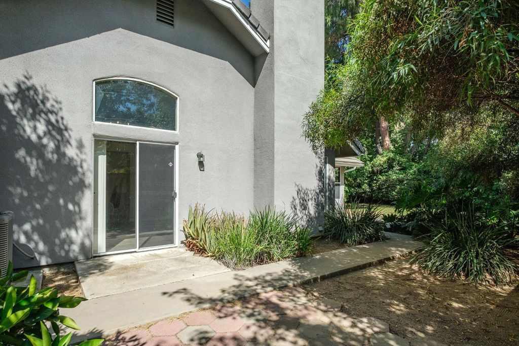 Image 30 of property listing at 807 E Brighton Lane, Fresno, CA 93720