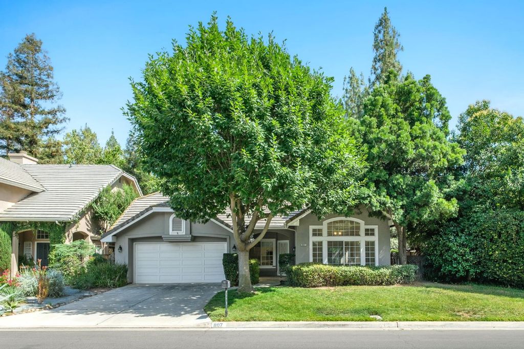 Image 31 of property listing at 807 E Brighton Lane, Fresno, CA 93720