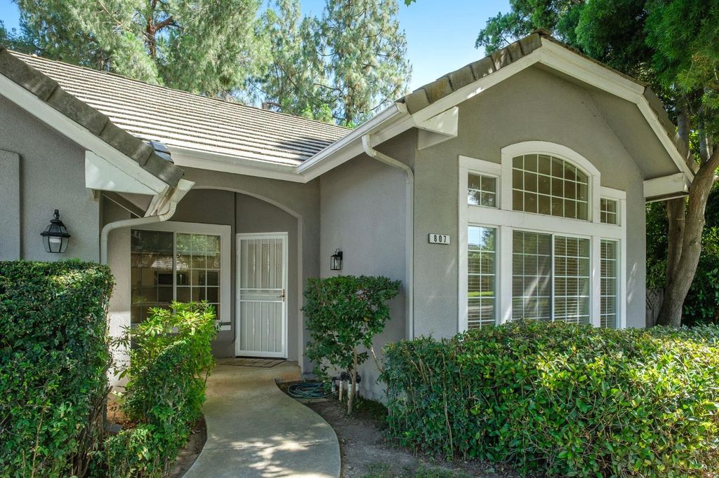 Image 4 of property listing at 807 E Brighton Lane, Fresno, CA 93720