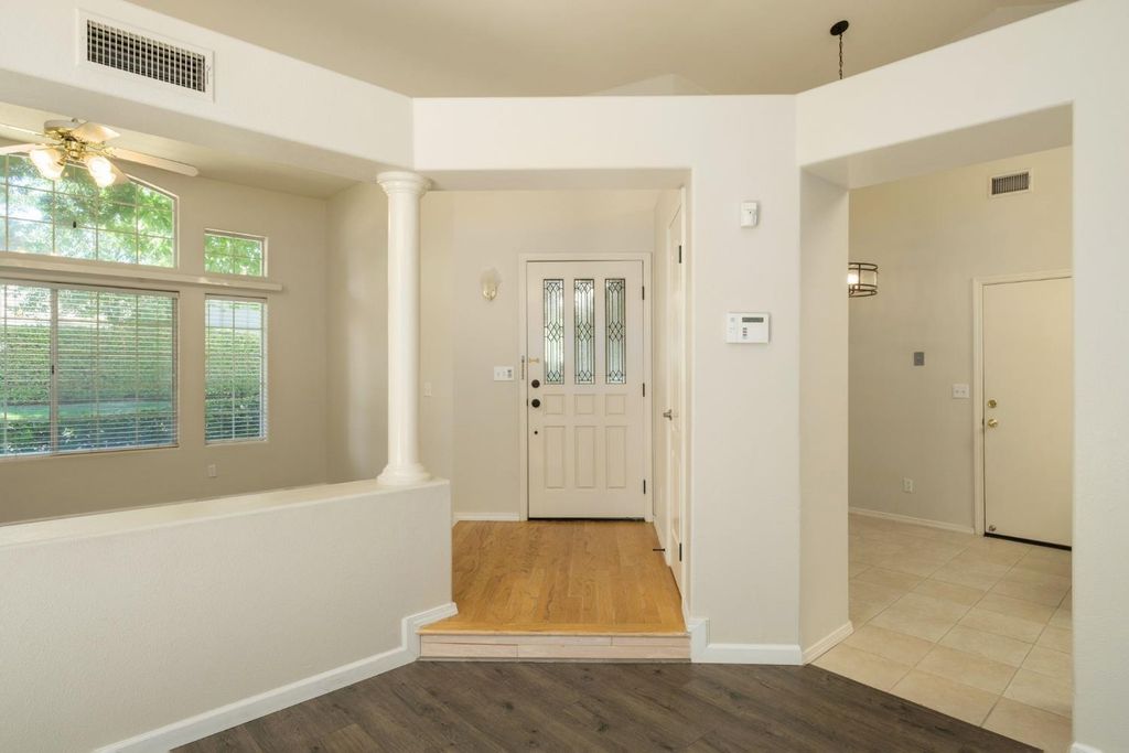 Image 6 of property listing at 807 E Brighton Lane, Fresno, CA 93720