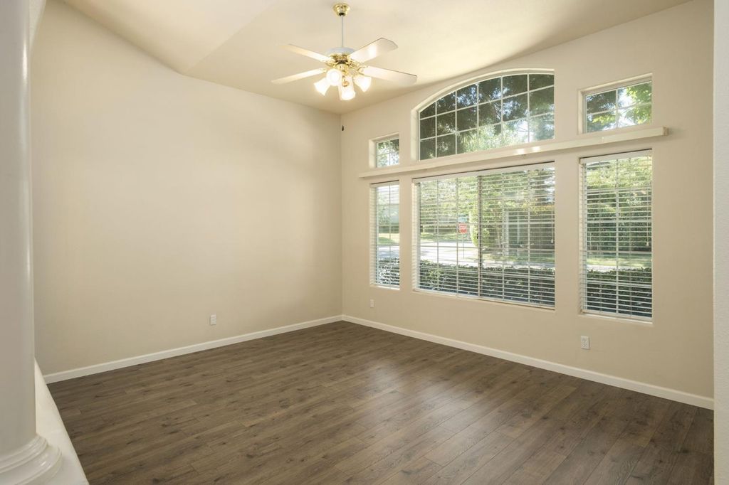 Image 7 of property listing at 807 E Brighton Lane, Fresno, CA 93720