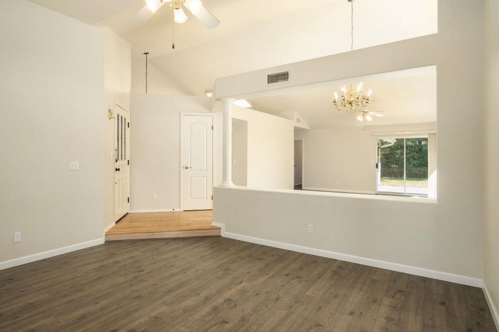 Image 8 of property listing at 807 E Brighton Lane, Fresno, CA 93720