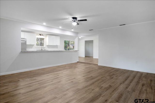 303 Jane Ln, Lindale, TX 75771