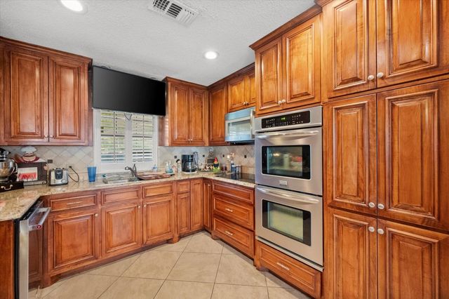 1005 Acorn Court, Arlington, TX 76012