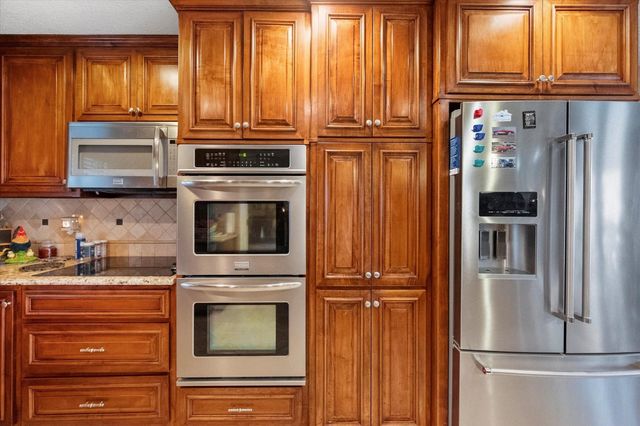 1005 Acorn Court, Arlington, TX 76012