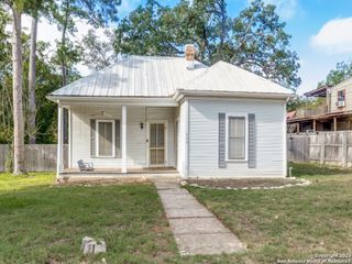 413 E College St, Fredericksburg, TX 78624