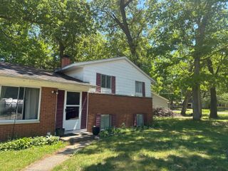 16 Oak Grove Road, Springfield City, MI 49037