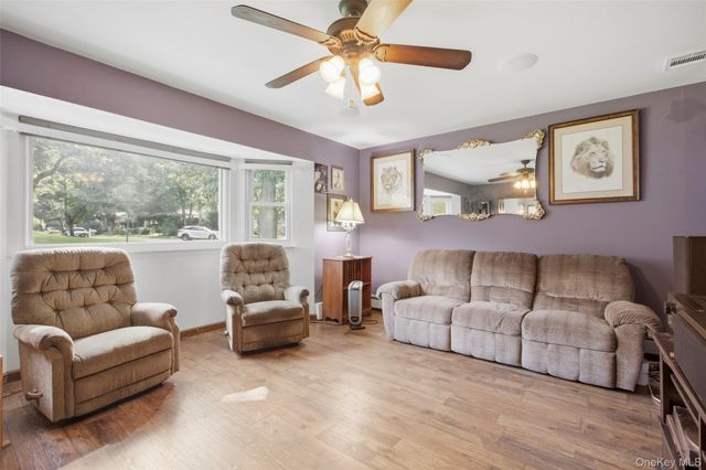 6 Stuyvesant Circle W, East Setauket, NY 11733
