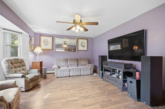 6 Stuyvesant Circle W, East Setauket, NY 11733