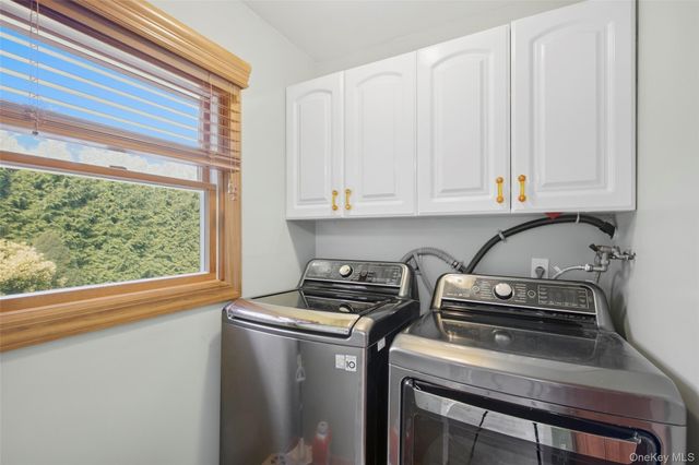 6 Stuyvesant Circle W, East Setauket, NY 11733