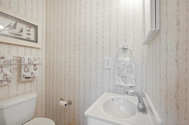 6 Stuyvesant Circle W, East Setauket, NY 11733