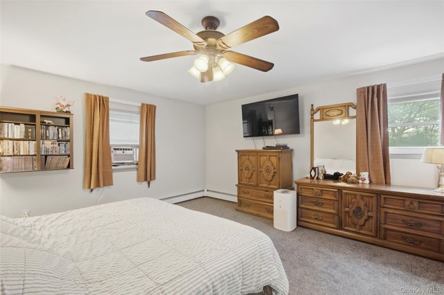 6 Stuyvesant Circle W, East Setauket, NY 11733