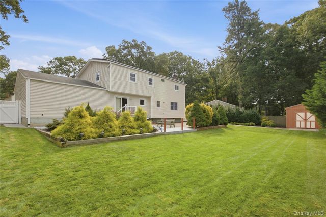 6 Stuyvesant Circle W, East Setauket, NY 11733