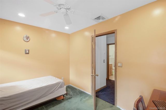 6 Stuyvesant Circle W, East Setauket, NY 11733
