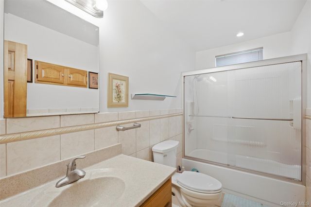 6 Stuyvesant Circle W, East Setauket, NY 11733