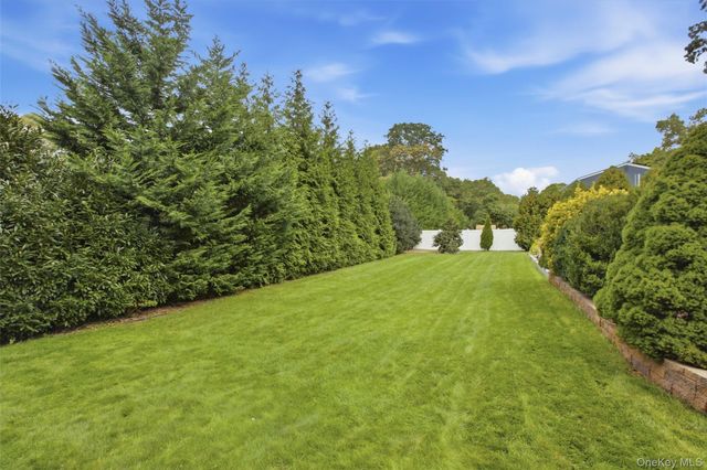 6 Stuyvesant Circle W, East Setauket, NY 11733