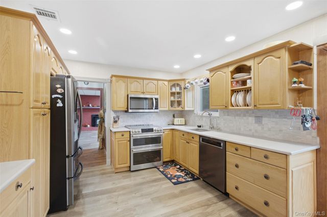 6 Stuyvesant Circle W, East Setauket, NY 11733