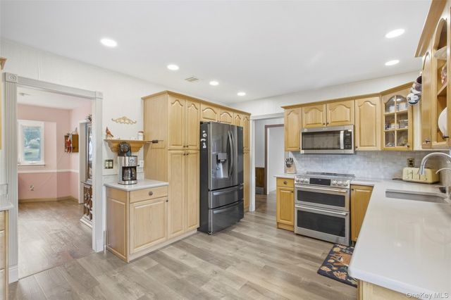 6 Stuyvesant Circle W, East Setauket, NY 11733