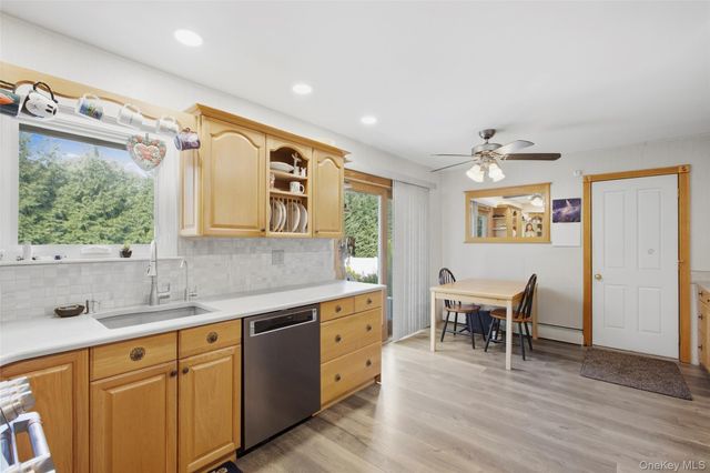 6 Stuyvesant Circle W, East Setauket, NY 11733